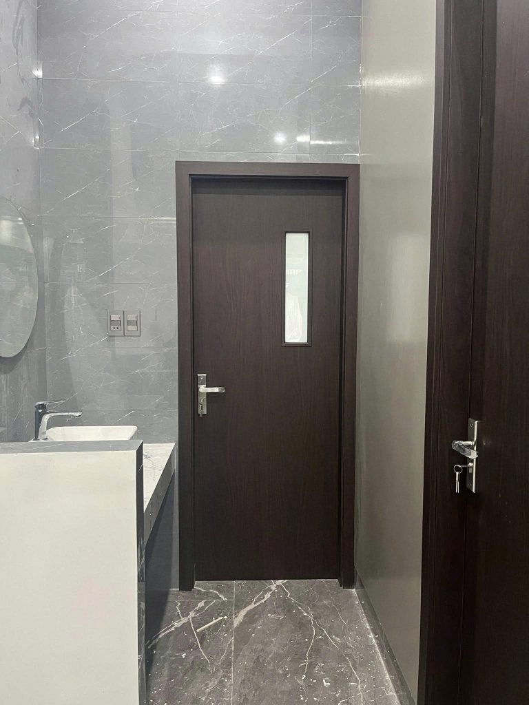 cửa nhà vệ sinh composite ô kính