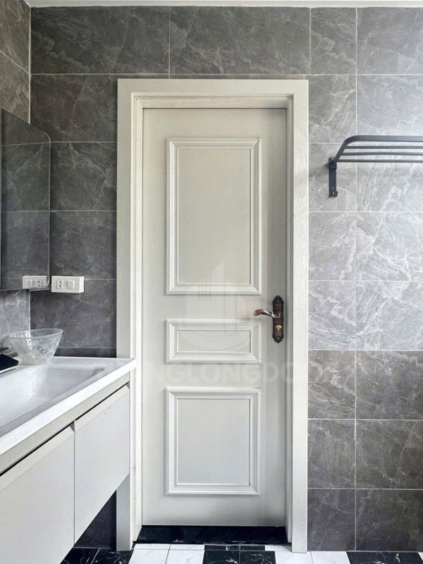 cửa composite màu trắng nhà vệ sinh